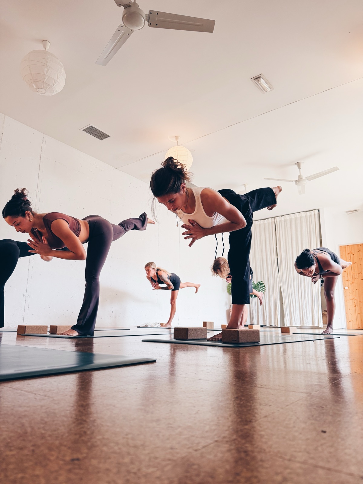Alumnes en equilibri sobre una cama durant una classe a l'estudi